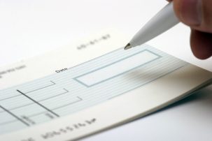 Cos’è un assegno postdatato e cosa dice la legge